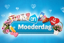 Moederdagcadeaus te koop bij Albert Heijn, met chocolade, bloemen, croissants en andere ontbijtproducten, ter gelegenheid van Moederdag op 12 mei.