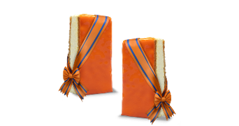 Twee stukken oranjetompouce, gedecoreerd met oranje glazuur en een strikje met blauw, rood en oranje lint.