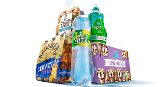 Verschillende Albert Heijn huismerkproducten, waaronder afbakbroodjes, citroen-limoen frisdrank, wit afwasmiddel, cerveza bier en een doos met ijs hoorntjes.