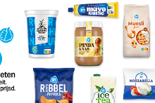 Afbeelding met een selectie van Albert Heijn huismerkproducten, waaronder yoghurt, mayonaise, muesli, pindakaas, paprikachips, ijsthee en mozzarella. Links staat het "Prijsfavorieten" logo met duimpjes en de tekst: "Prijsfavorieten. Topkwaliteit. Altijd laag geprijsd."