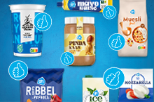 Afbeelding met een selectie van Albert Heijn huismerkproducten, waaronder yoghurt, mayonaise, muesli, pindakaas, paprikachips, ijsthee en mozzarella. Links staat het "Prijsfavorieten" logo met duimpjes en de tekst: "Prijsfavorieten. Topkwaliteit. Altijd laag geprijsd."