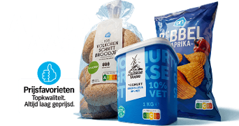Altijd laag geprijsde AH producten: een verpakking volkoren schnittbroodjes, een bak Zaanse Hoeve Griekse stijl yoghurt 10% vet, en een zak AH Ribbel paprika chips, met het Prijsfavorieten logo en Nutri-Score labels.