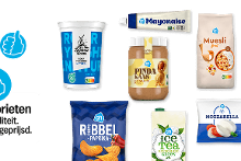 Selectie van Albert Heijn Prijsfavorieten producten zoals yoghurt, mayonaise, muesli, pindakaas, paprika ribbelchips, groene ijsthee en mozzarella, met blauwe duimpjes en tekst: 'Prijsfavorieten. Topkwaliteit. Altijd laag geprijsd.'