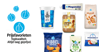 Selectie van Albert Heijn Prijsfavorieten producten zoals yoghurt, mayonaise, muesli, pindakaas, paprika ribbelchips, groene ijsthee en mozzarella, met blauwe duimpjes en tekst: 'Prijsfavorieten. Topkwaliteit. Altijd laag geprijsd.'