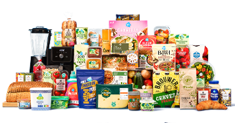 Assortiment van Albert Heijn producten, inclusief brood, groente, en diverse merkartikelen. In beeld zijn onder andere een blender, AH Whey Protein Power, Perla koffie, en Brouwers bier te zien.