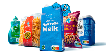 Albert Heijn producten op een rij, waaronder wasmiddel, penne pasta, halfvolle melk, ribbel paprika chips en Griekse yoghurt, met een blauwe mascotte die achter de melk tevoorschijn komt.