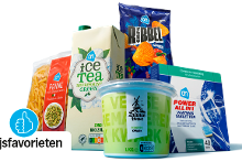Verschillende Albert Heijn Prijsfavorieten producten, waaronder penne pasta, ice tea green, ribbel paprika chips, vaatwastabletten en magere kwark van De Zaanse Hoeve, gepresenteerd met een Prijsfavorieten logo.