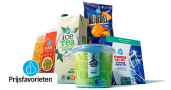 Verschillende Albert Heijn Prijsfavorieten producten, waaronder penne pasta, ice tea green, ribbel paprika chips, vaatwastabletten en magere kwark van De Zaanse Hoeve, gepresenteerd met een Prijsfavorieten logo.