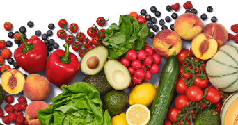 Een selectie van verse groenten en fruit, waaronder rode paprika, avocado's, sla, tomaten, citroenen, komkommer, perziken, meloen en bessen.