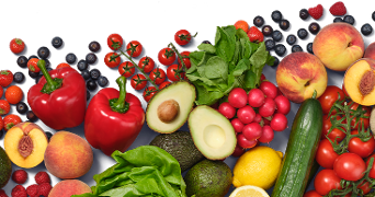Diverse selectie van verse groenten en fruit, waaronder paprika's, avocado's, tomaten, perziken, citroen, radijs, komkommer, bessen en bladgroenten.