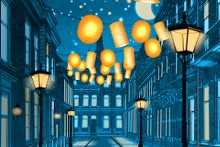 Straat met hangende oranje lampionnen en sfeervolle lantaarns lichtend in de nacht.