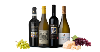 Selectie van vier wijnflessen met merken Montepulciano d'Abruzzo, Rustenberg Chardonnay, Vino Nobile di Montepulciano en Blind River, met daarop roode en witte druiven en stukjes kaas.