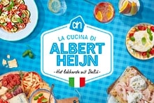 Diverse Italiaanse gerechten en dranken rondom een bord met het logo van Albert Heijn en de tekst “La Cucina di Albert Heijn – Het lekkerste uit Italië” met een Italiaans vlaggetje.