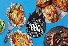 Geroosterde zalm in folie met groenten, gegrilde biefstuk op een bord en gepofte aardappels met zure room en lente-ui.