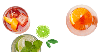 Drie verschillende cocktails met ijsblokjes, sinaasappel en munt, naast een limoen.