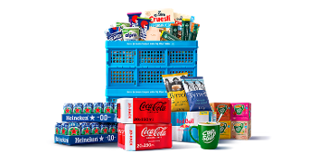 Albert Heijn boodschappenkrat gevuld met diverse A-merken zoals Heineken, Alpro, Coca-Cola, Red Bull, Breaker, Cup a soup Quacker en Starbucks.