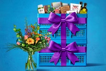 bloemen naast krat met strik eromheen