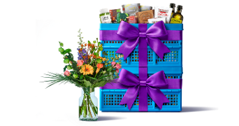 bloemen naast krat met strik eromheen