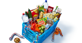 Boodschappenmand gevuld met Lay’s chips, Chio chips, groentesnacks, waterflessen en diverse producten.