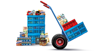 Blauwe Albert Heijn kratten en een steekkar met bulkboodschappen voor zakelijke bestellingen met cola, bier en tussendoortjes