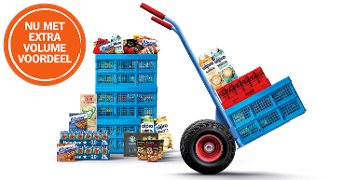 Blauwe Albert Heijn kratten opgestapelde en op een steekkar, gevuld met volumevoordeeldeals als coca cola, alpro, heineken en b'tween met een oranje sticker 'nu met extra volumevoordeel'