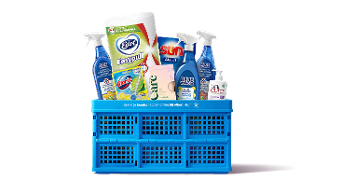 Blauwe Albert Heijn krat gevuld met schoonmaakproducten van A-merken zoals Blue Wonder, Glorix, Sun, Edet en Unicura.