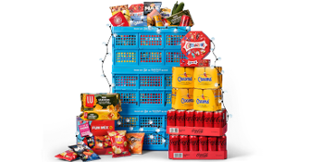 Snoep, chips, frisdrank en andere snacks van A-merken uitgestald rond blauwe Albert Heijn kratten