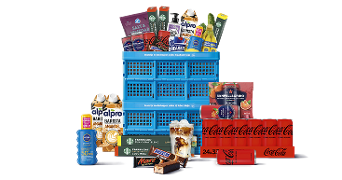 Verschillende A-merk producten, waaronder Coca-Cola, Alpro, Starbucks, Mars, Sanpellegrino en Breaker, gepresenteerd rond een blauwe Albert Heijn krat.