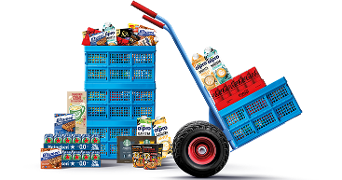 Afbeelding van blauwe kratjes op een steekwagen en ernaast, gevuld met diverse A-merk producten zoals Coca-Cola, Heineken, Alpro Barista en B'tween repen, bedoeld voor boodschappen of voorraad.