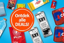 Blauwe Albert Heijn boodschappenkist gevuld met diverse producten, waaronder AH cola, Perla koffie, frisdrankflessen, thee, kauwgom en ontbijtgranen.