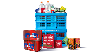 Blauwe Albert Heijn boodschappenkist gevuld met diverse producten, waaronder AH cola, Perla koffie, frisdrankflessen, thee, kauwgom en ontbijtgranen.