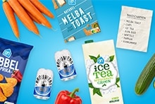 Blauwe Albert Heijn krat gevuld met boodschappen zoals wijn, groente, snacks, frisdrank en verse producten, met een bestel-icoon op de achtergrond