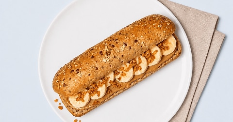 Broodje pindakaas met banaan en gebakken uitjes