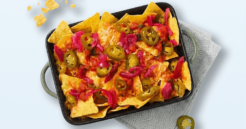 nacho's met kaas, ingelegde rode ui en jalapenos