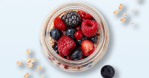 Overnight oats met rood fruit en blauwe bessen