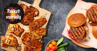 Gegrild vleespakket met aanbieding, inclusief burgers en gepresenteerd met een groentenmix van tomaten en komkommers.