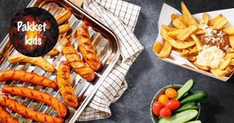 Pakket Kids maaltijd met gegrilde worstjes, friet met saus en verse groenten.