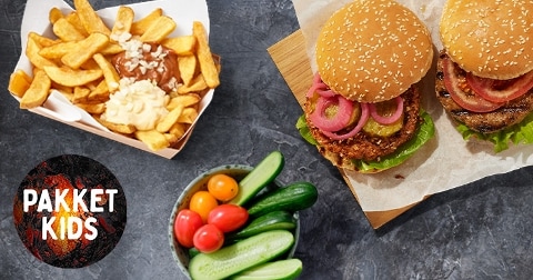 Kindermenu met frietjes, saus, twee hamburgers met tomaat en sla, en een bakje met snackgroenten zoals komkommer en tomaatjes; naast een logo met de tekst "Pakket Kids".
