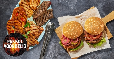 Bord met gegrilde stukken vlees en tang, naast twee hamburgers met sla en ui op een houten plank, met tekst "Pakket Voordelig" op een ronde afbeelding.
