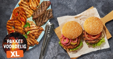 Voordeelpakket XL met gegrild vlees en hamburgers op een serveerschaal en houten plank, ideaal voor barbecue of maaltijd.