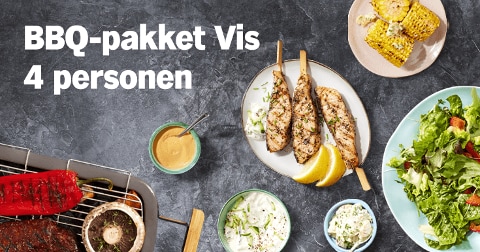 Afbeelding van een BBQ-pakket vis voor 4 personen met gegrilde vis, groenten en sauzen.
