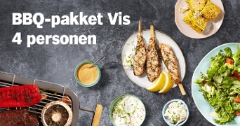 Afbeelding van een BBQ-pakket vis voor 4 personen met gegrilde vis, groenten en sauzen.