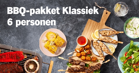 BBQ-pakket Klassiek voor 6 personen met gegrilde kip, maïs, groenten, en dipsauzen op een tafel.