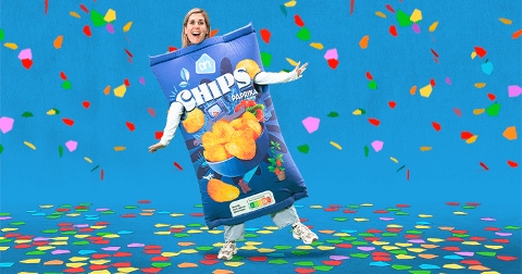 Vrouw in AH paprika chips pak