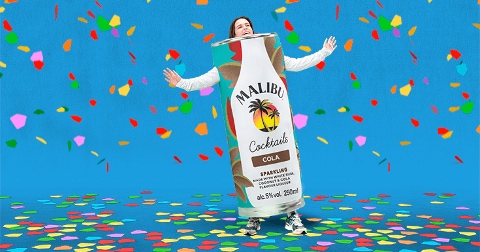 Vrouw in malibu cola sparkling pak