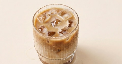 Iced latte in een glas met ijsblokjes