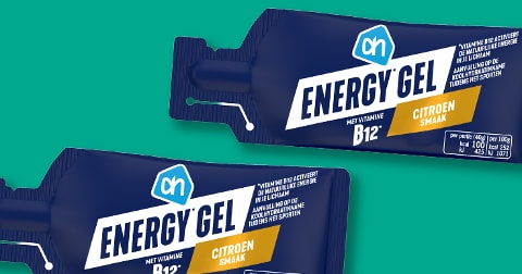 Twee verpakkingen van AH Energy Gel met vitamine B12 en citroensmaak, tegen een turquoise achtergrond.