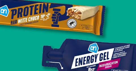 Twee Albert Heijn sportvoedingsproducten: een proteïnebar witte choco met pindakaramelsmaak en een energy gel met bosvruchtensmaak.