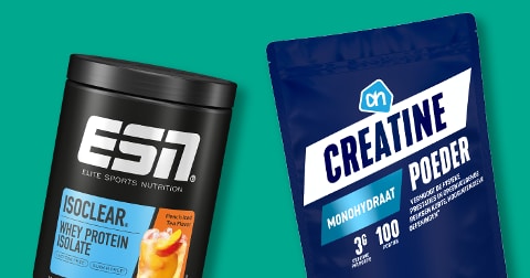 Twee sportvoedingsproducten: een pot ESN Isoclear Whey Protein Isolate met perzik ijsthee smaak, en een zak AH creatine monohydraat poeder tegen een turquoise achtergrond.