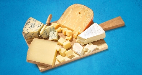 Kaasplank met blauwe kaas, oude kaas en brie.